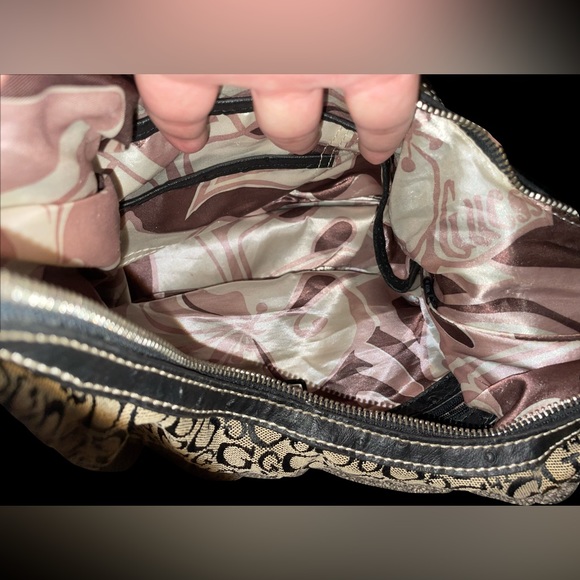 ❣️selling❣️Vintage Y2K GUESS purse slightly used but still such a slay